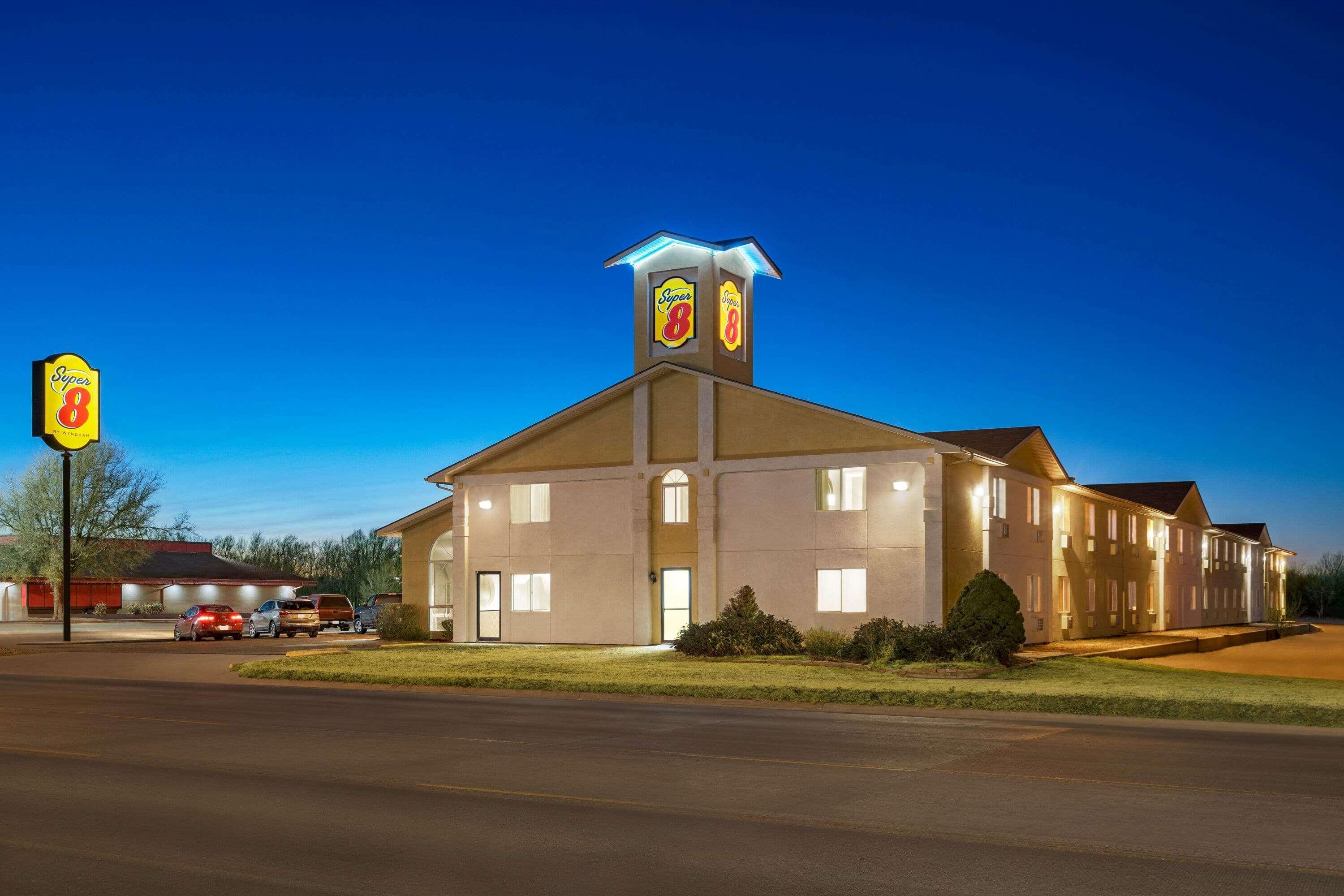 Super 8 by Wyndham Liberal KS Hotel Bagian luar foto