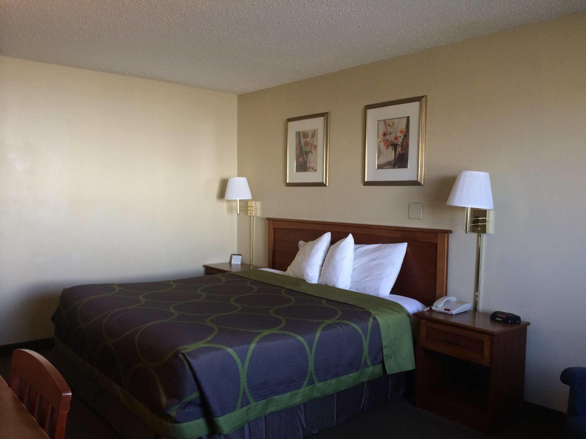 Super 8 by Wyndham Liberal KS Hotel Bagian luar foto